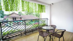 balcone con tavolo, sedie e finestra di Hotel Pondok Asri a Boyolali
