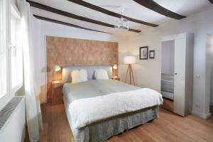 a bedroom with a bed and a ceiling with beams at Ferienhaus Apple Tree in Treis-Karden