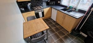 Kuchyň nebo kuchyňský kout v ubytování APARTMENT in CENTRAL DONCASTER