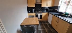 Kuchyň nebo kuchyňský kout v ubytování APARTMENT in CENTRAL DONCASTER