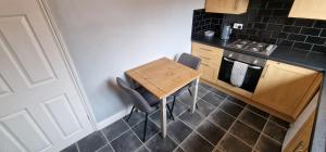 Kuchyň nebo kuchyňský kout v ubytování APARTMENT in CENTRAL DONCASTER