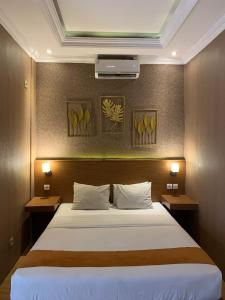 מיטה או מיטות בחדר ב-Hotel Pondok Asri