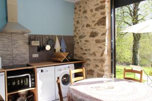 Kuchyň nebo kuchyňský kout v ubytování Les Renardières