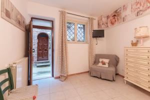 a living room with a chair and a window at Il Nido del Vicolo in Città della Pieve