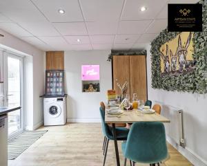 Posezení v ubytování Stunning Tropical Oasis in Southend-on-Sea By Artisan Stays I Weekly or Monthly Stay Offer I Free Parking I Sleeps 7