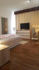 ピルマゼンスにあるFamilien-Ferienwohnung Fiwa FeWo-3のベッドルーム(ベッド1台、薄型テレビ付)