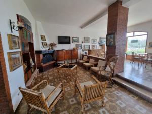 sala de estar con sillas y chimenea en Hotel Portofina, en Santa Marinella