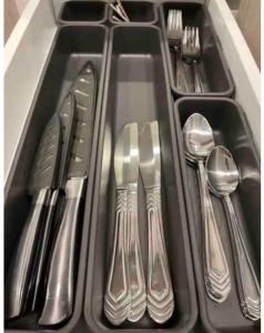 bandeja con cubiertos de plata, tenedores y cuchillos en High-end on a budget at Truist Park en Atlanta