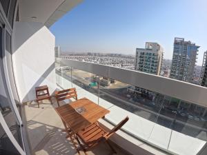 uma varanda com duas cadeiras e uma mesa num edifício em Super Studio in Dubai em Dubai
