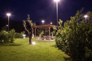 un cenador en un parque por la noche en Don Vittorio Country Village, en Taormina