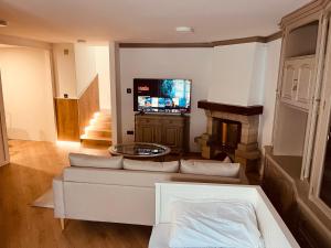Televízia a/alebo spoločenská miestnosť v ubytovaní Villa Clásica en Santiago "A Casa de Palmira"