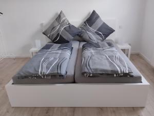 two beds with pillows on top of each other at Schöne Ferienwohnung Nähe Biggesee 