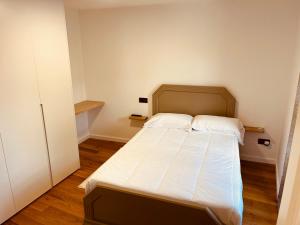 1 dormitorio pequeño con 1 cama con sábanas blancas en Villa Clásica en Santiago, en Santiago de Compostela