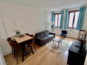 salon z kanapą i stołem w obiekcie 2 pièces totalement rénové au cœur de Bourges w mieście Bourges