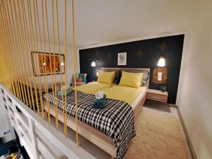 ブダペストにあるBárka Home in downtown Budaのベッドルーム1室(大型ベッド1台、黄色い枕付)