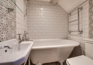 ein Badezimmer mit einer Badewanne, einem Waschbecken und einem WC in der Unterkunft 2 Browcote Cottage in Ravenscar