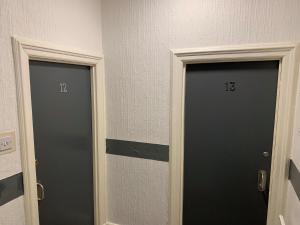 due porte con numeri sopra in una stanza di Urban Inn a Blackpool