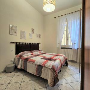 Posteľ alebo postele v izbe v ubytovaní CASA OLTREPO fresco centrale ma silenzioso parcheggio interno