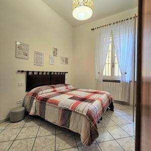 1 dormitorio con cama y ventana en CASA OLTREPO silenziosa comoda centrale e parcheggio interno, en Casteggio