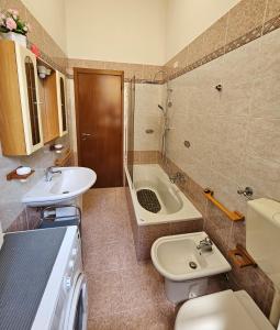 a bathroom with a sink and a toilet and a shower at CASA OLTREPO silenziosa comoda centrale e parcheggio interno in Casteggio