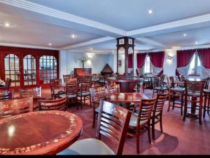 En restaurant eller et andet spisested på FLAT CASTELO NAS MONTANHAS