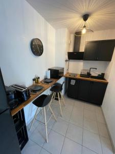 - une cuisine avec une table et des chaises dans la chambre dans l'établissement Appartement en résidence-Avignon, à Avignon