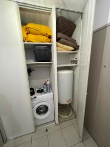 un petit placard avec un lave-linge et un lave-linge dans l'établissement Appartement en résidence-Avignon, à Avignon