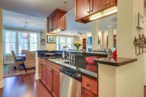 - une cuisine avec des placards en bois et un comptoir dans l'établissement Lakefront Oconee Vacation Rental with Patio and Views!, à Greensboro