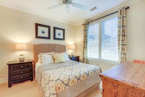 - une chambre avec un lit et une fenêtre dans l'établissement Lakefront Oconee Vacation Rental with Patio and Views!, à Greensboro