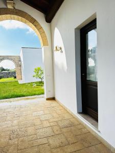 eine Tür, die auf eine Terrasse mit Aussicht führt in der Unterkunft Mirodìa in Sternatia
