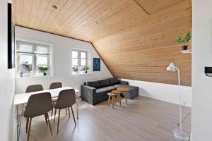 - un salon avec une table et un canapé dans l'établissement Lobbk Hovedgade 22, 3720 Aakirkeby, à Åkirkeby