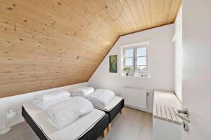 - 2 lits dans une chambre dotée d'un plafond en bois dans l'établissement Lobbk Hovedgade 22, 3720 Aakirkeby, à Åkirkeby