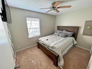 um quarto com uma cama e uma ventoinha de tecto em Beautiful home in a nice place em Clarksville