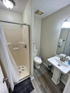 a bathroom with a shower and a toilet and a sink at Beautiful home in a nice place in Clarksville