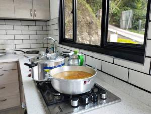 - une cuisine équipée d'une cuisinière dans l'établissement Casa de Campo Zayleen, à Bituima