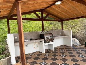 - une cuisine extérieure avec cuisinière dans un pavillon dans l'établissement Casa de Campo Zayleen, à Bituima