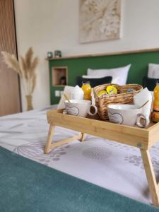 a tray with eggs and baskets on a bed at Les Secrets du Lac in Ardres