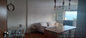 sala de estar con sofá y mesa en Apartamento burbujas playa, en Pozo del Esparto