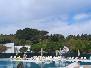 Bazén v ubytovaní Mobil home Camping 4* La Falaise Narbonne Plage alebo v jeho blízkosti