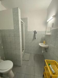 Ένα μπάνιο στο Arnold Apartmanház