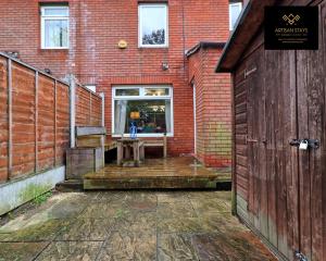 um edifício de tijolos com uma mesa em frente em The Gem of Basildon By Artisan Stays I Weekly or Monthly Stay I Relocation & Business em Basildon