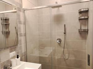 bagno con doccia e lavandino di Kitros a Palagiano