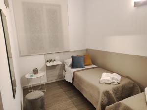 una pequeña habitación con una cama y una mesa en Kitros, en Palagiano