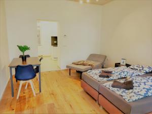 A bed or beds in a room at Donaufelder City Apartment