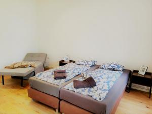 A bed or beds in a room at Donaufelder City Apartment