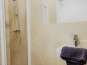 A bathroom at Donaufelder City Apartment