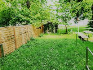 A garden outside Donaufelder City Apartment