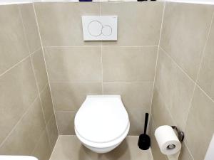 A bathroom at Donaufelder City Apartment