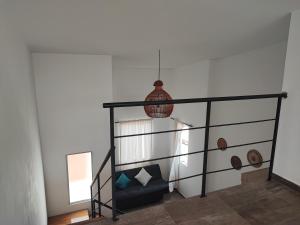 ein Wohnzimmer mit einer Hängeleuchte und einer Couch in der Unterkunft Lagom Apartamentos San Rafael in San Rafael