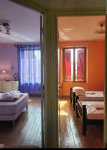 a bedroom with two beds and a window at Le gîte embarqué - Géré par Presta-Zen'Services - Barque électrique en supplément in Verdun